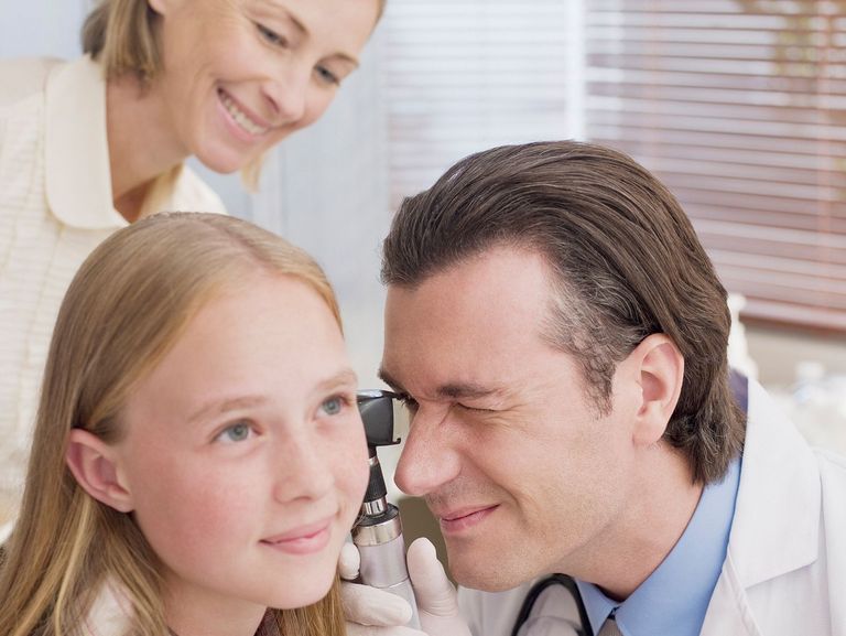Arzt macht Ohrenuntersuchung bei Mädchen