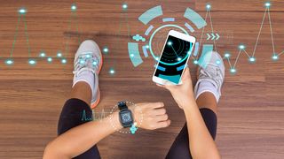 Frau hält beim Sport ein Smartphone und eine Smartwatch