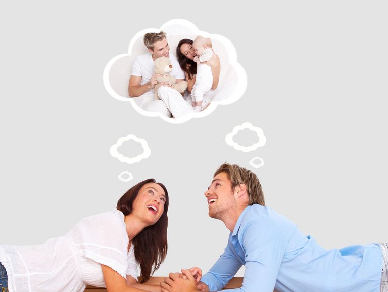 Frau und Mann träumen vom eigenen Baby