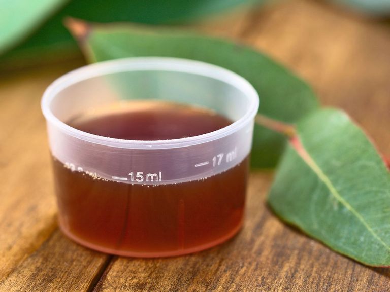 Eukalyptussirup im Becher