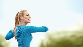 Sportlich gekleidete Frau beim Workout im Freien