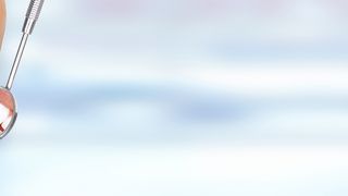 Zahngesundheit Frauenmund mit weißen gesunden Zähnen und ein kleiner Zahnarztspiegel