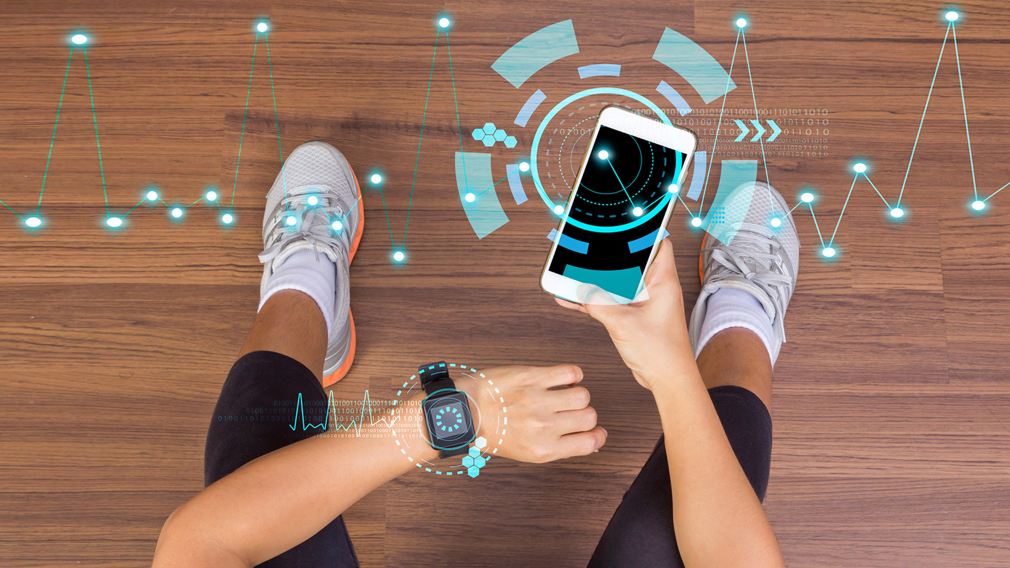 Frau hält beim Sport ein Smartphone und eine Smartwatch