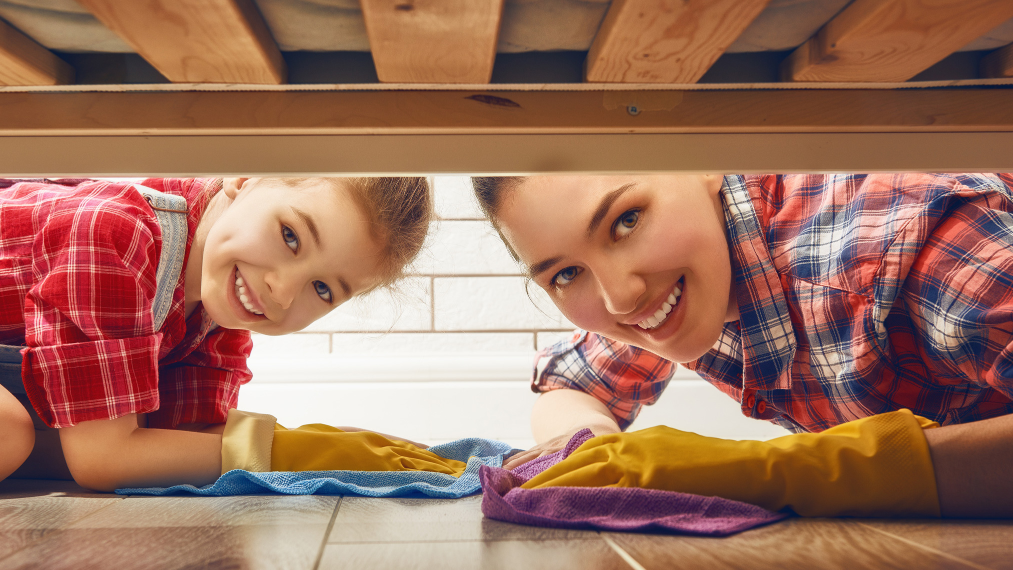 Mutter und Tochter machen Frühjahrsputz - auch unter den Betten