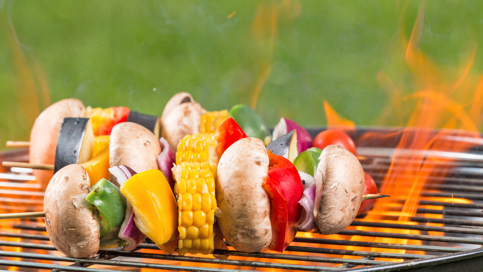 Vegetarische Spieße liegen auf dem Grill