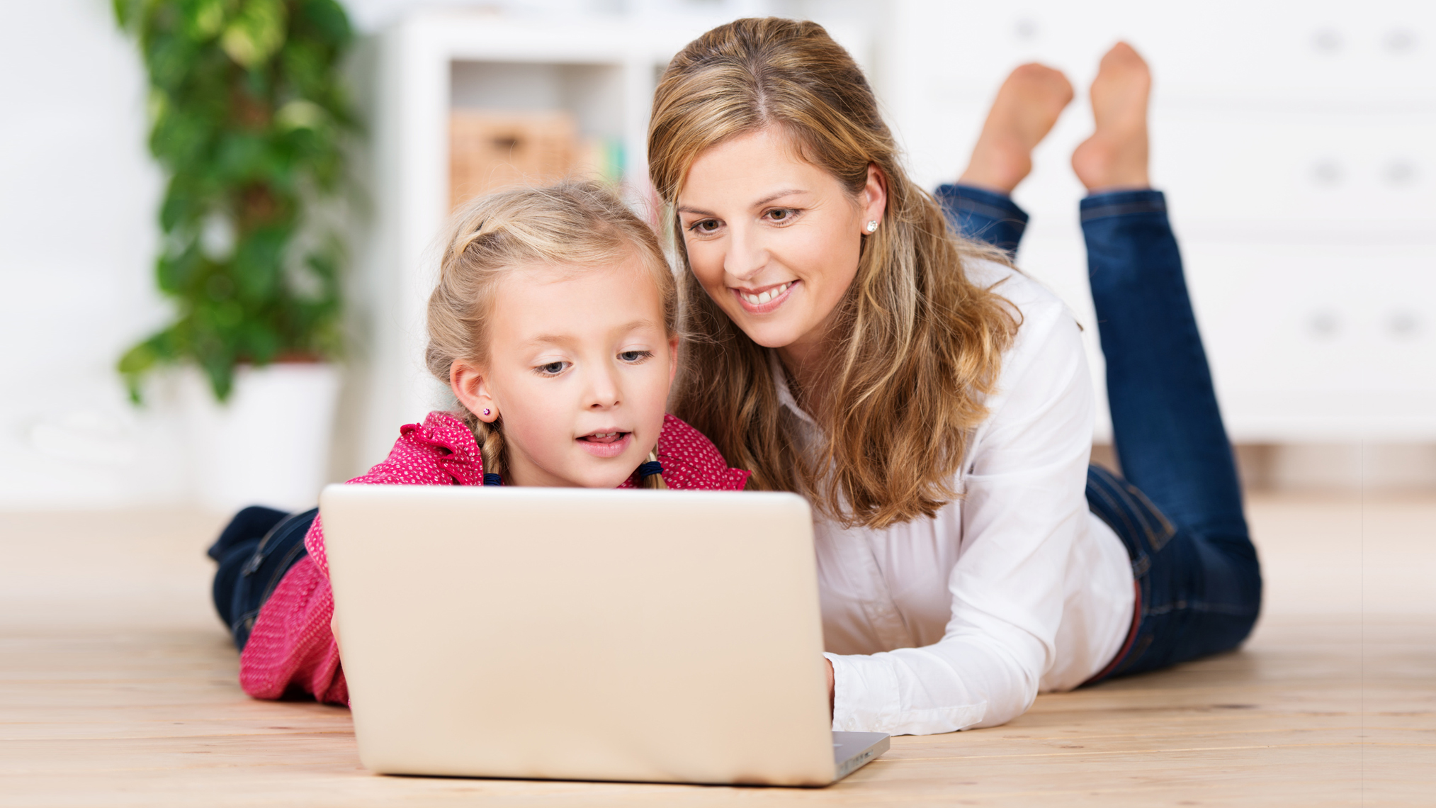 Mutter und Tochter sich per Laptop im Internet unterwegs