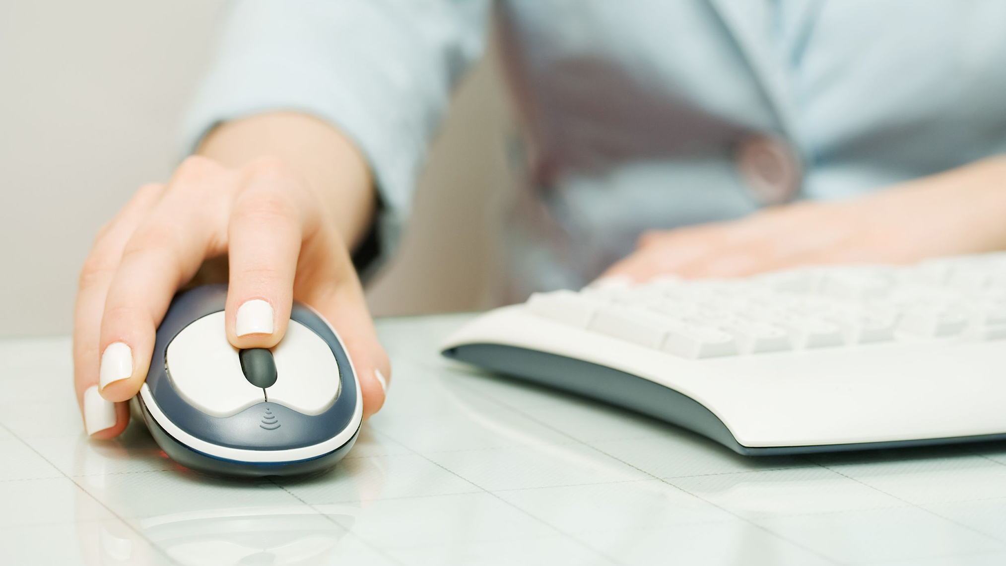 Frau arbeitet mit einer Computermouse