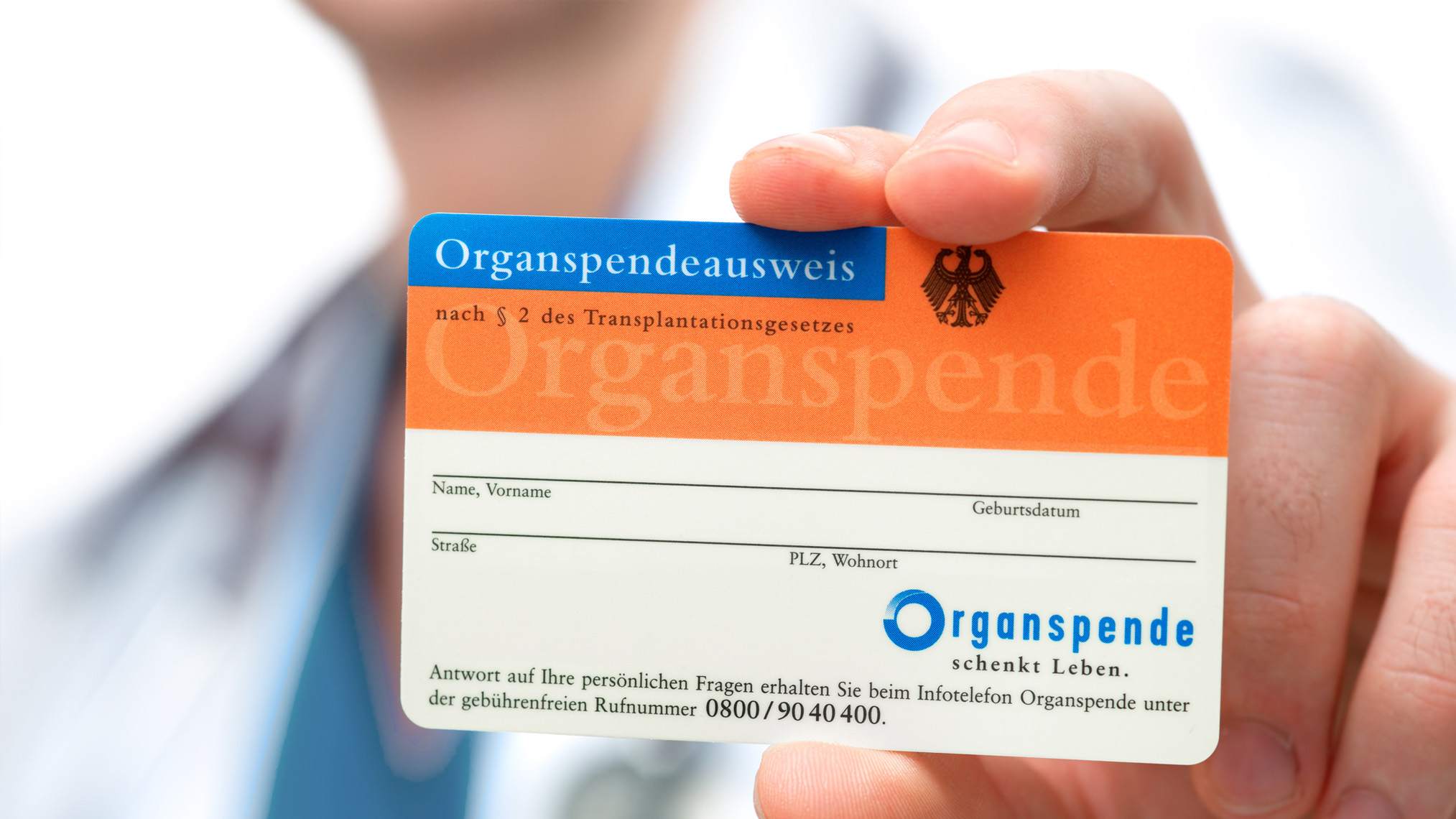 Arzt zeigt Organspendeausweis