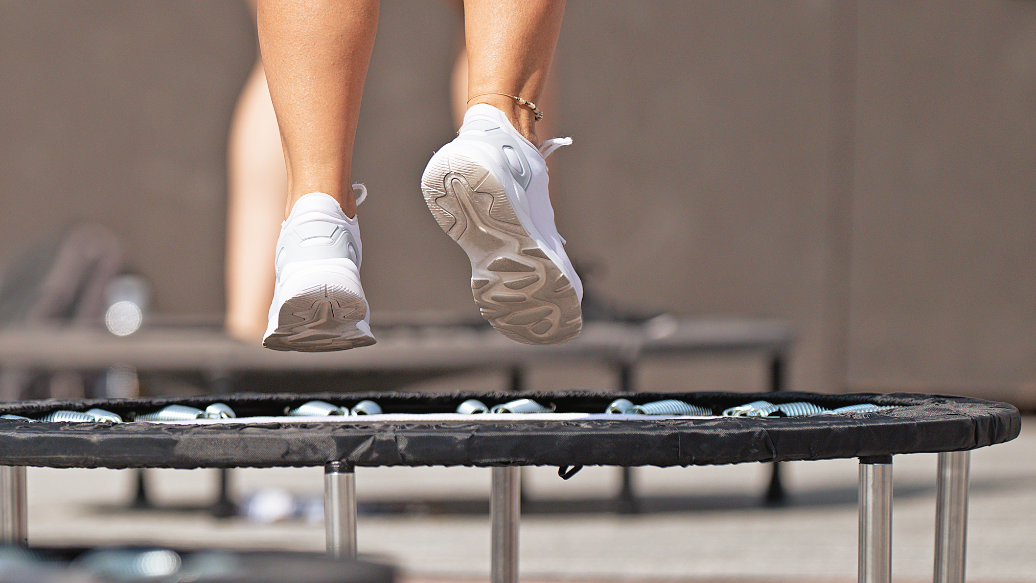 Sportler hüpft auf einem Trampolin