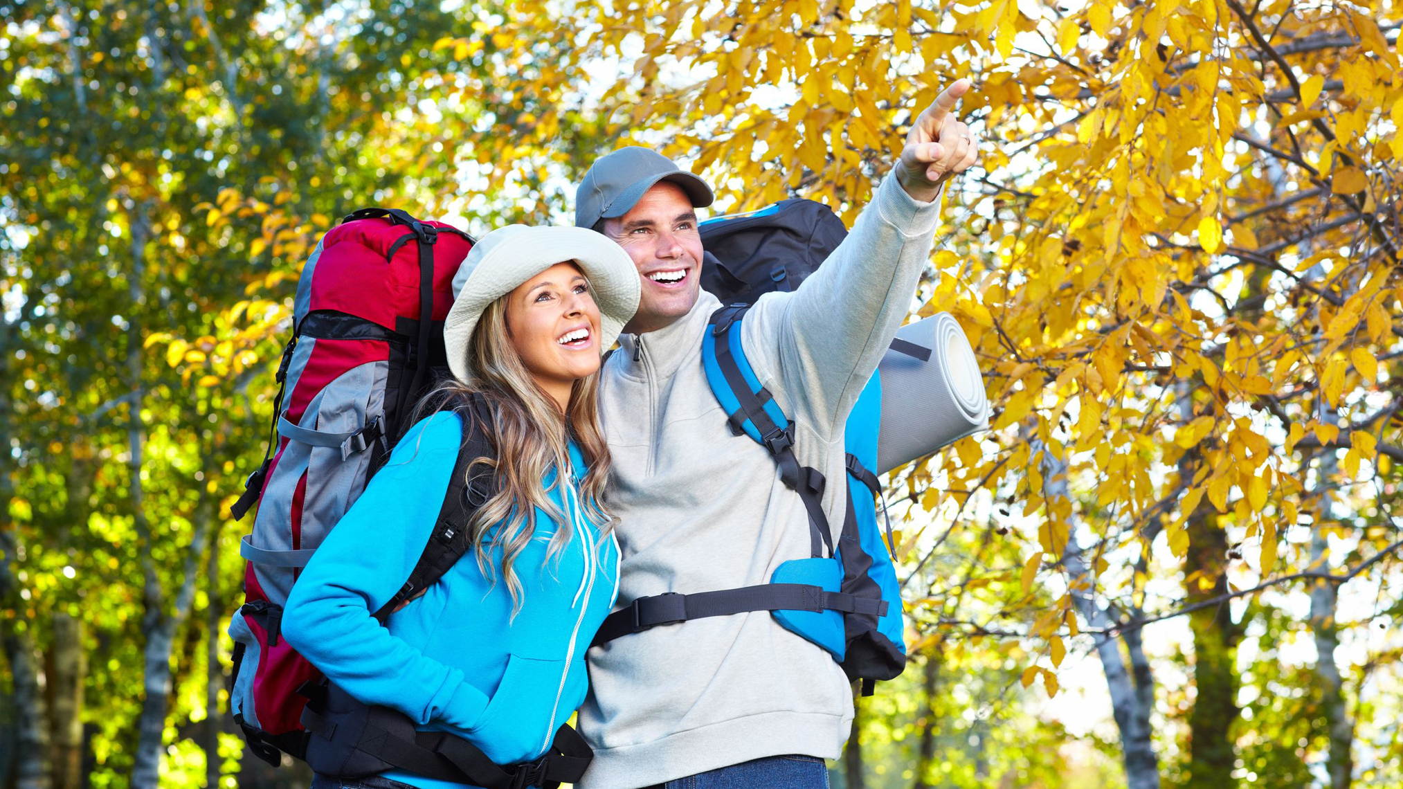 Paar mit Rucksäcken auf Wandertour