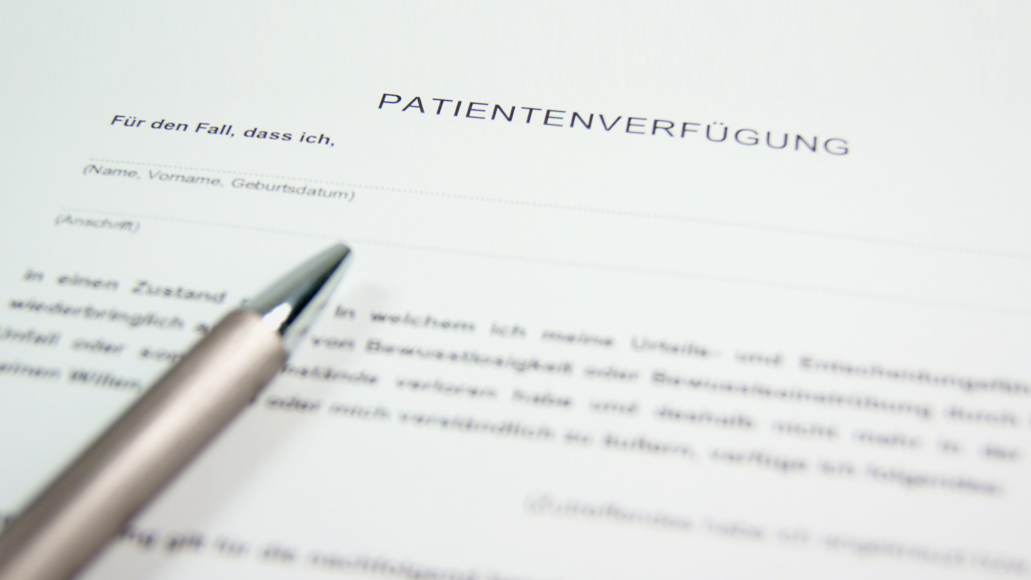 Kugelschreiber und Formular zur Patientenverfügung