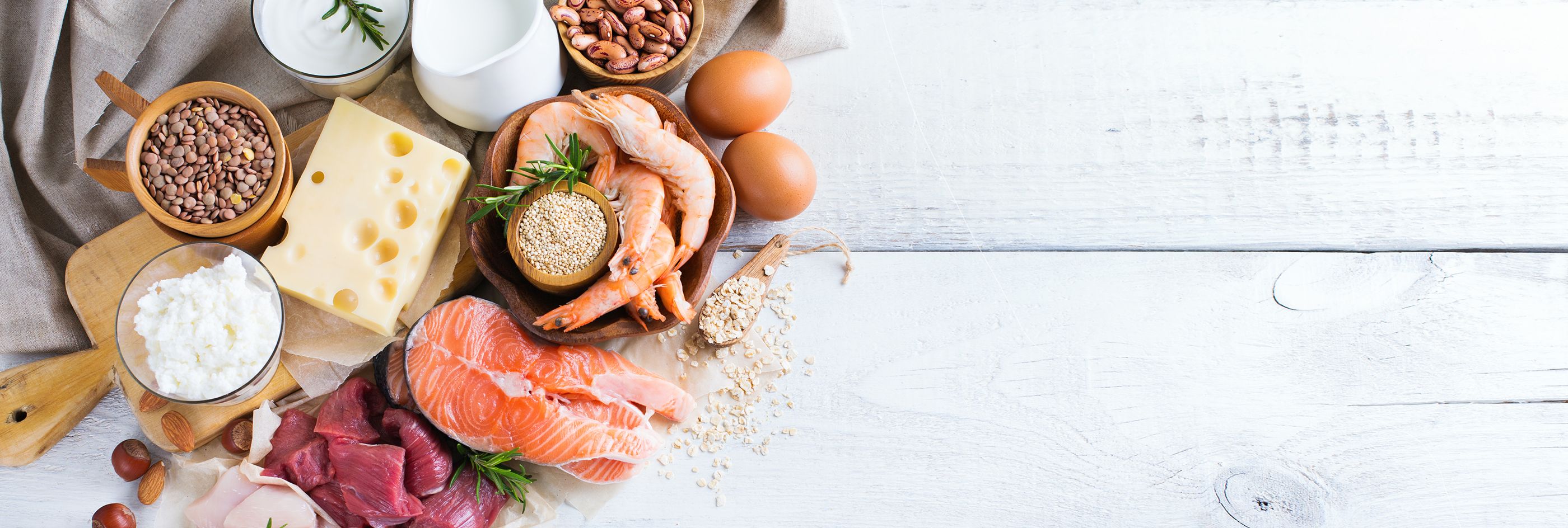 Tisch mit proteinreichen Lebensmitteln