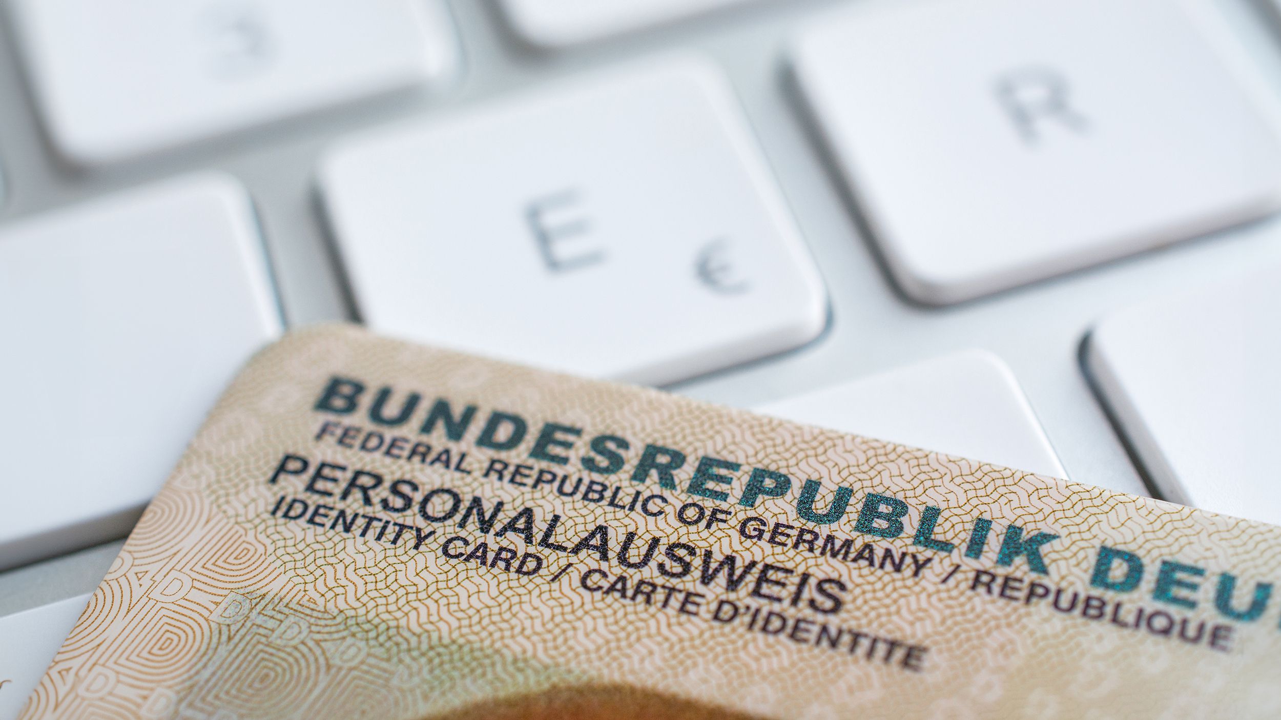 Ausschnitt von einem deutschen Personalausweis auf einer Computertastatur