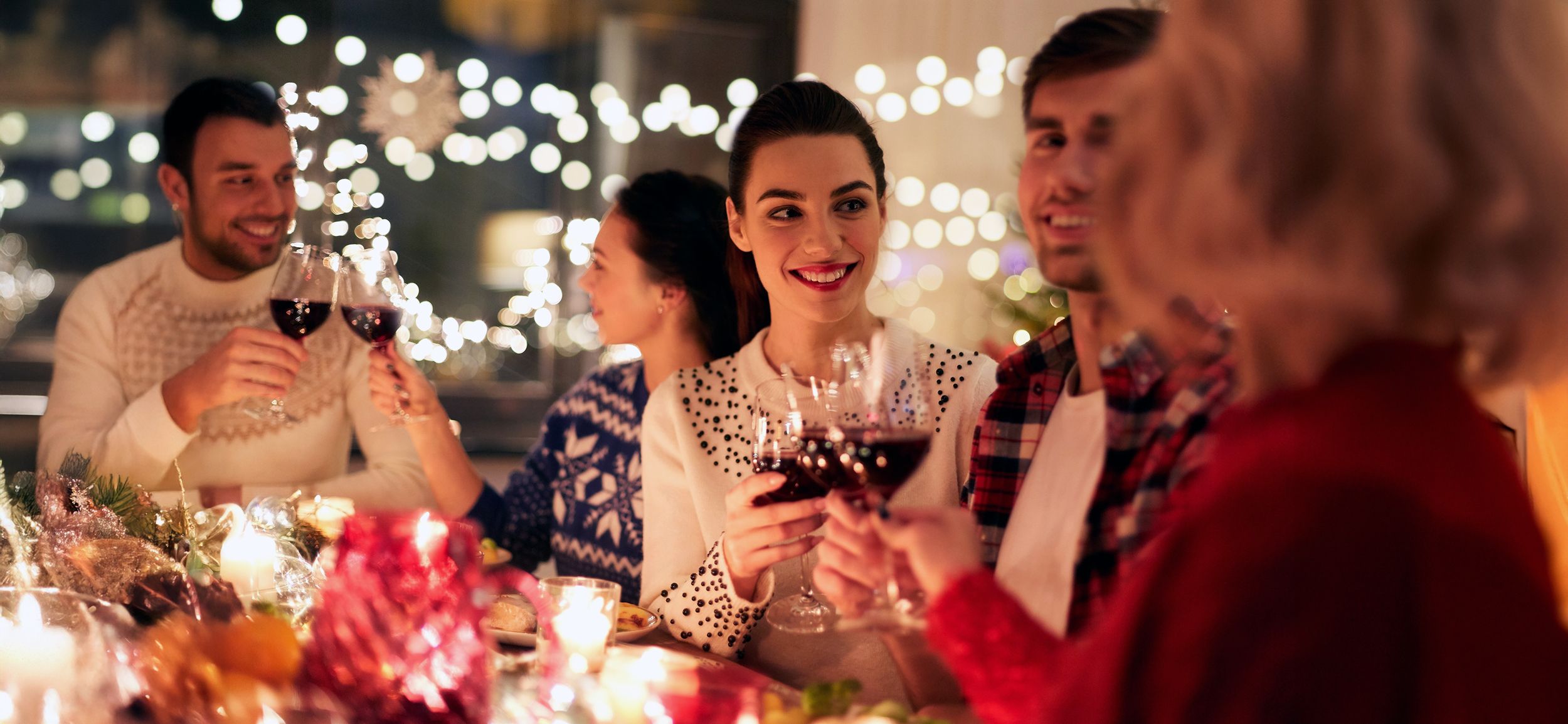Gesellige Runde beim Weintrinken zu Weihnachten