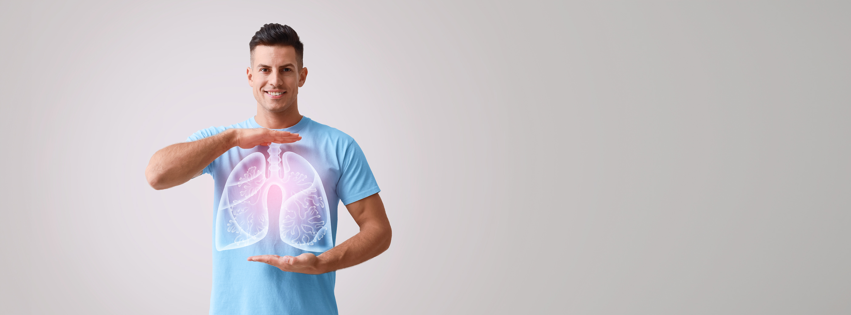 Lungengesundheit Mann mit einer gezeichneten Lunge vor der Brust zur Veranschaulichung des Lungenaufbaus