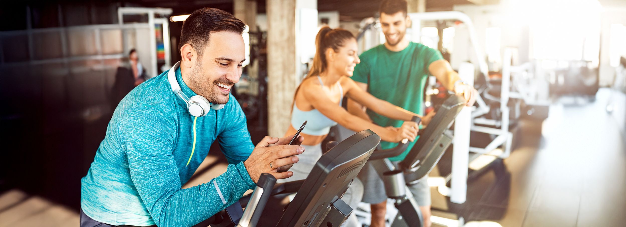 Musik im Training Mann im Sportdress sucht sich für sein Training die richtige Musik auf seinem Smartphone aus