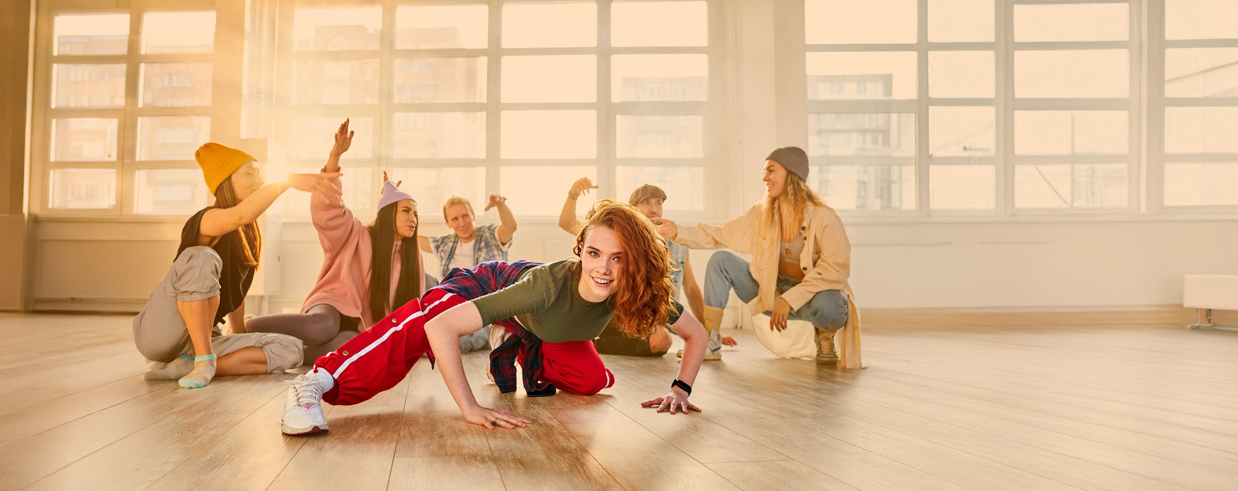 Junge Tänzerin praktiziert Breaking-Bewegungen auf dem Boden, modern dance elements