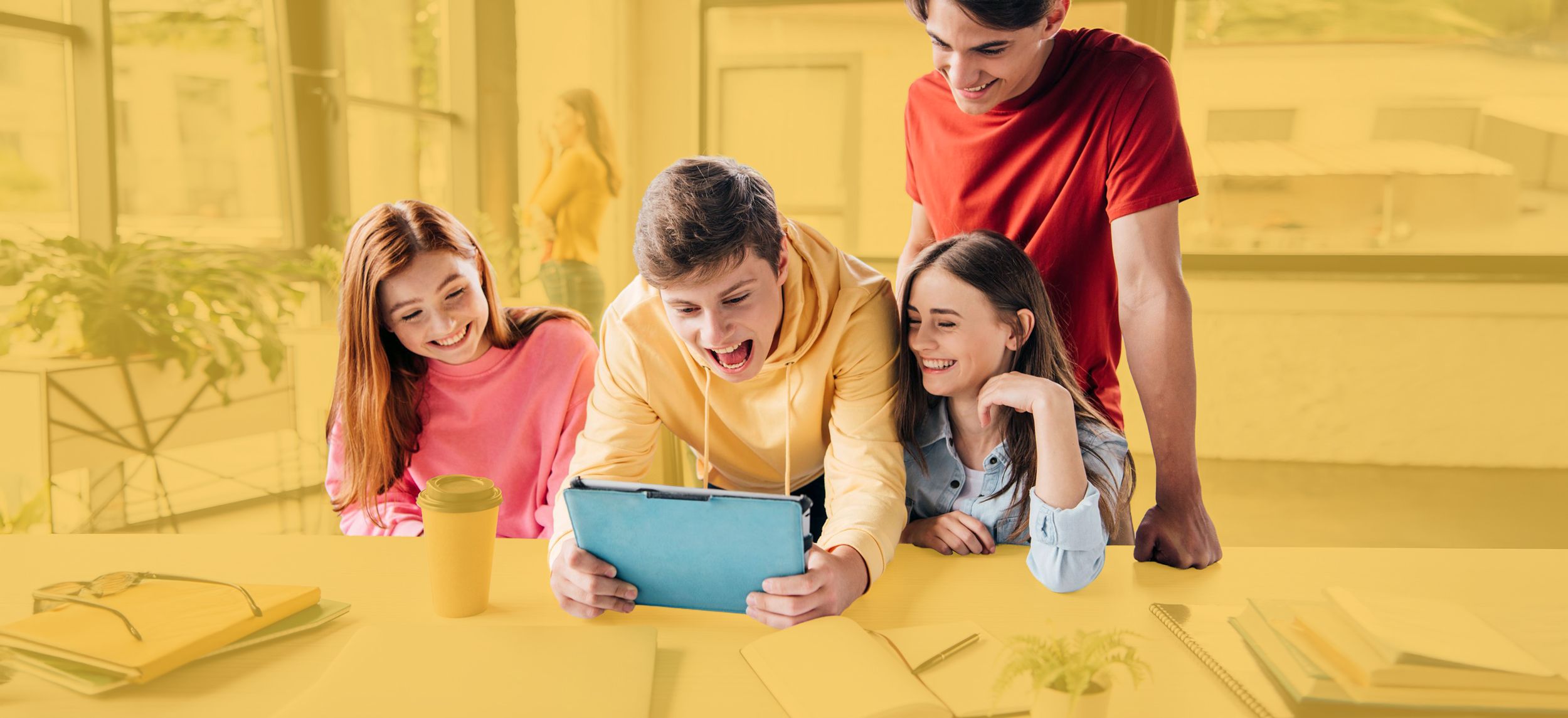 Jugendliche jubeln vor einem Tablet