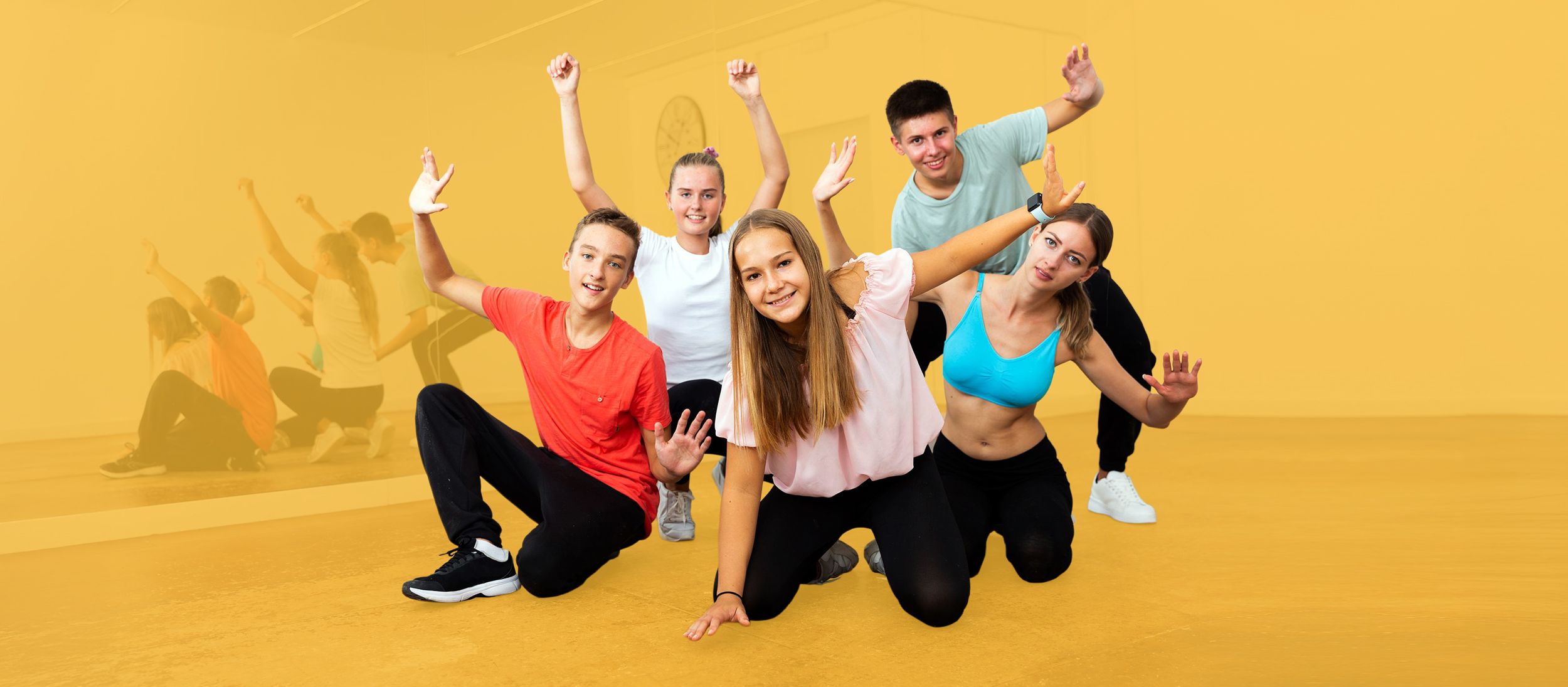 Gruppe Jugendlicher im Sportstudio in Formation