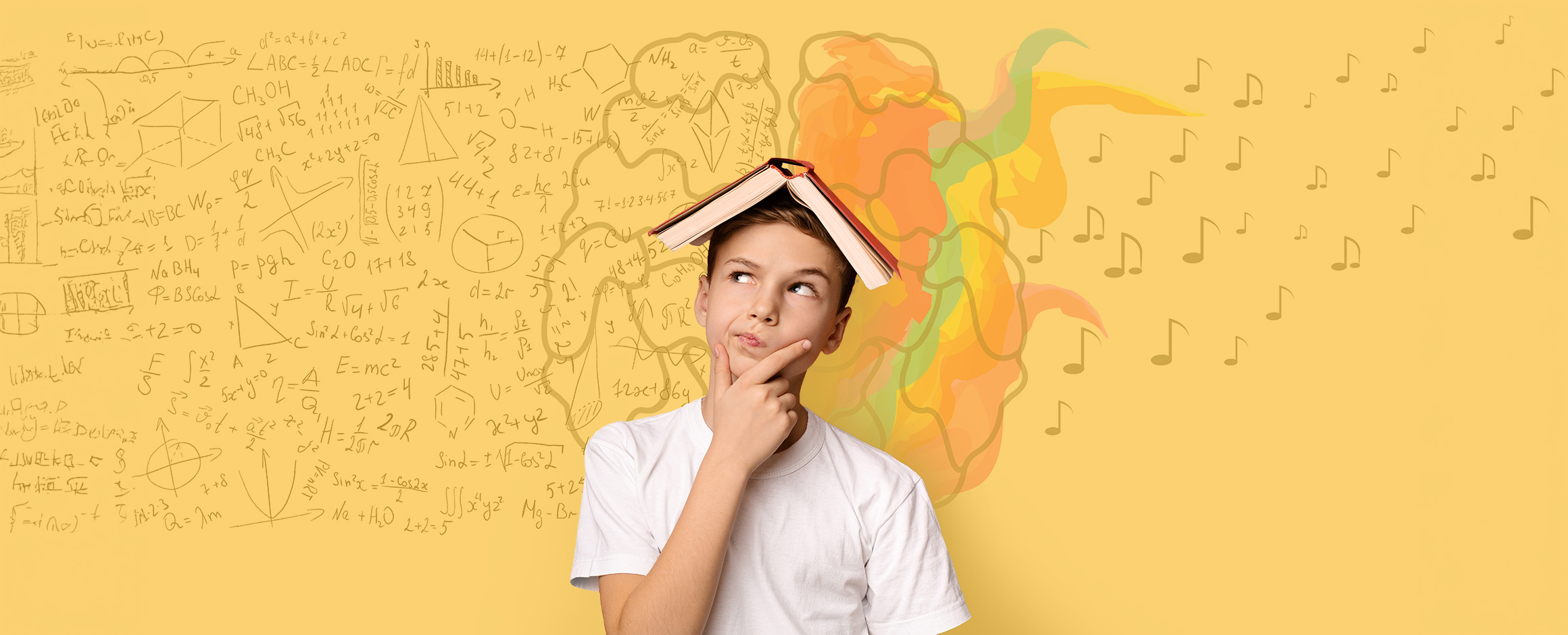 Junge mit offenem Buch auf dem Kopf und nachdenklicher Pose