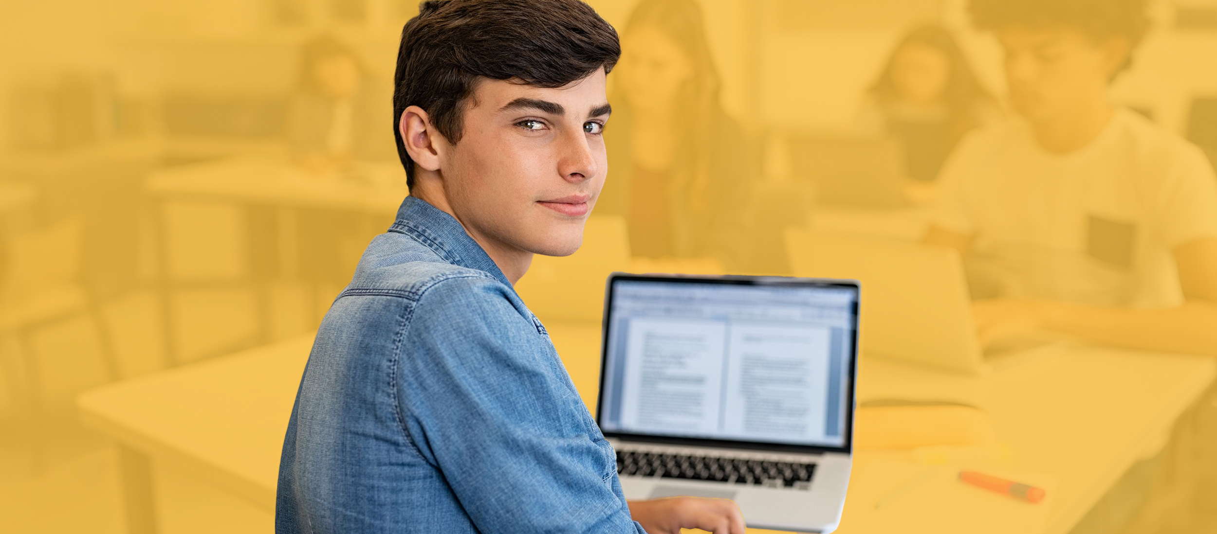 Schüler vor einem Laptop, auf dem Chat-GPT zu sehen ist