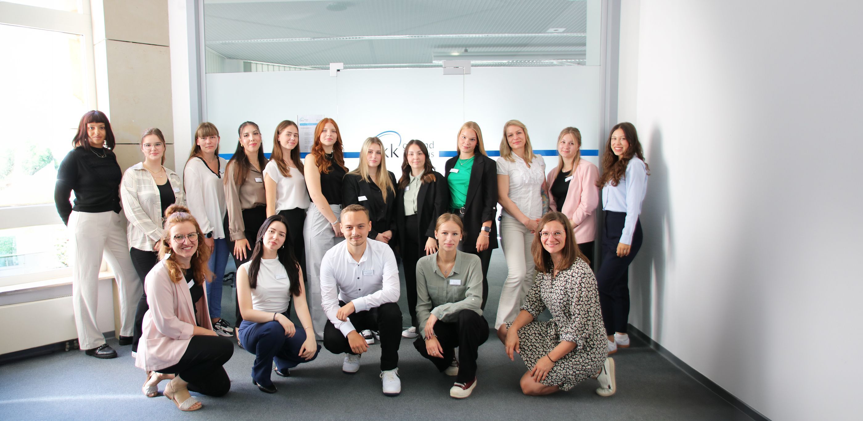 Ausbildung 2024 gestartet Die Auszubildenden der IKK gesund plus stehen als Gruppe zusammen und lächeln in die Kamera
