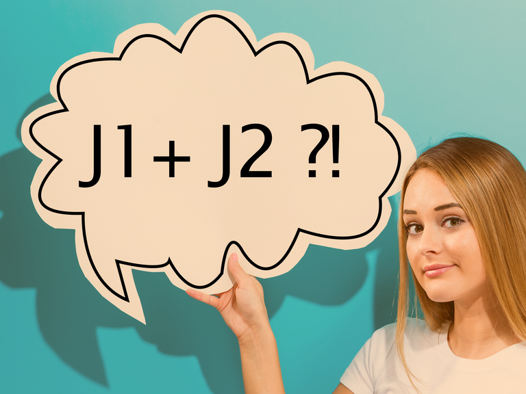 Jugendliche im weißen T-Shirt am rechten Bildrand hält eine Sprechblase mit der Aufschrift "J1 und J2" hoch