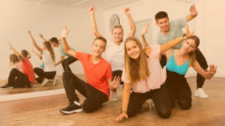 Gruppe Jugendliche im Sportstudio in Formation vor Spiegelflächen