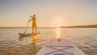 Standup-Paddler im Sonnuntergang auf dem See